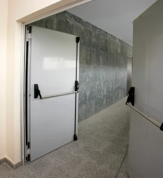 montaje de peurtas cortafuegos